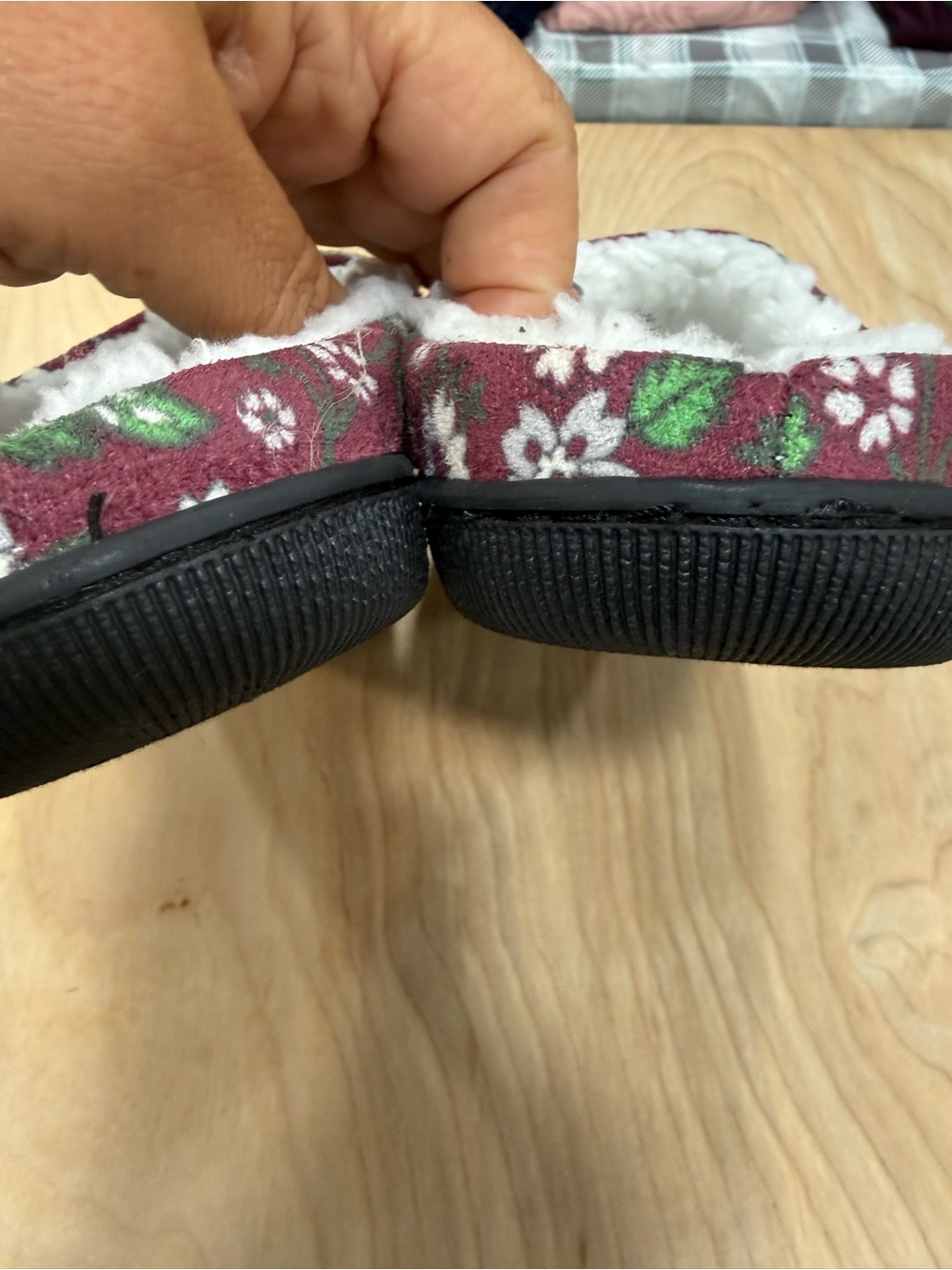 Vera Bradley Maroon Floral Slip-On Slippers with Green Leaves NWOT - Picture 3 of 7